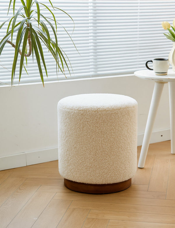SOKA - Pouf aus weißen Bouclé und Holzsockel