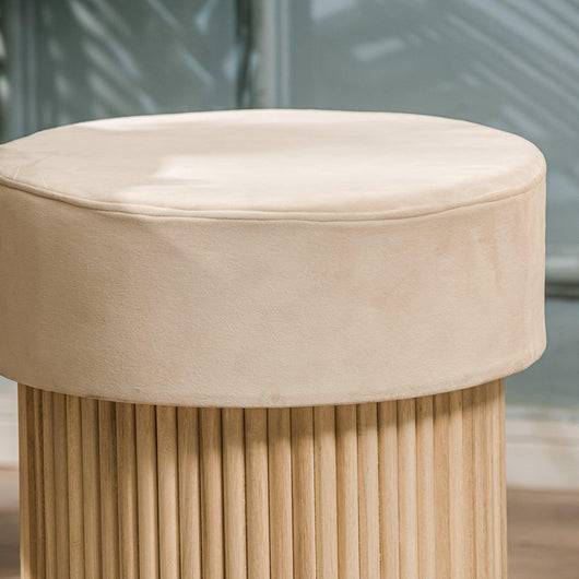 Samthocker aus Holz Beige